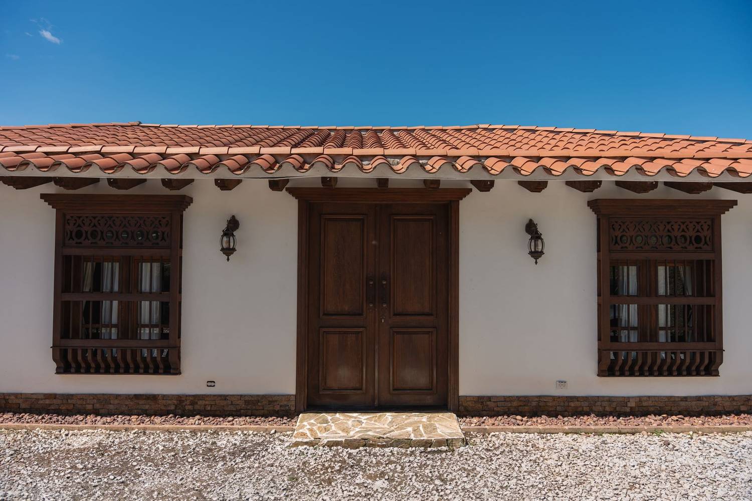Casa Cristina, fachada principal con jardín